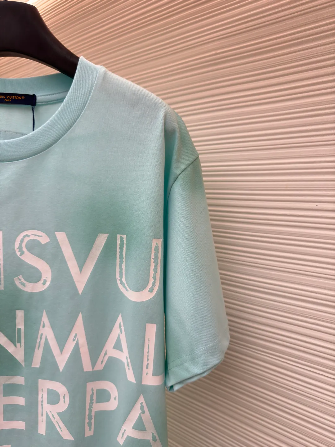 LOUIS VUITTON tie-dye printed cotton T-shirt ●Original version: Purchased and developed for 8500 ●Item number: 1682282-A15 ●Fabric: cotton fabric ●Technology: tie-dye printing production ●Color: blue ●Version: fitted version ●Weight: about 300 grams ●Size: S-M-L-XL ●Description: This Louis Vuitton letter-printed short-sleeved T-shirt is made of high-count combed cotton fabric. It has been treated with pre-washing water to achieve a soft and skin-friendly touch while avoiding shrinkage and deformation after wearing. The body of the shirt has a fresh mint green tone. The color is dyed through an environmentally friendly reactive dyeing process. It has high color fastness and is not easy to fade after being washed for a long time. The front letter printing uses imported glue screen printing technology and is completed in multiple overprints. The edges of the fonts are clear and textured, forming a natural concave and convex contrast with the fabric. The body is cut into a loose off-shoulder version, and the shoulder seams are embedded with a clipping process. The lines are smooth and have no irritation on the skin. The neckline is equipped with a double-needle ribbed hemming design, which is durable and not easy to loosen. Every stitch strictly follows the brand's craftsmanship standards. The details highlight the rigor and sophistication of luxury product production. The brand's classic logo and modern craftsmanship are integrated to create a ready-to-wear effect with both texture and design. The overall wiring is straight and delicate, the fabric is comfortable and soft, and the color is consistent without color difference. It can be matched with the same style to create a fashionable look and control various occasions. Customized accessories, complete with three standards, same style for men and women!